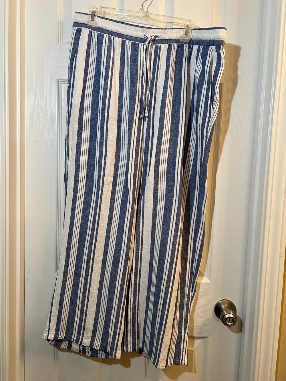 🦋 Old Navy Blue and White Vertical-Stripe Wide-Leg Pants size large